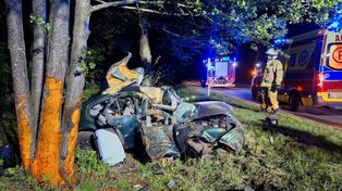 Poważny wypadek pod Bielskiem Podlaskim. Volkswagen roztrzaskał się na drzewie