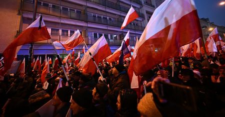 Patrzył na manifestację z okna, złapał za telefon. Nagranie ze stolicy w sieci