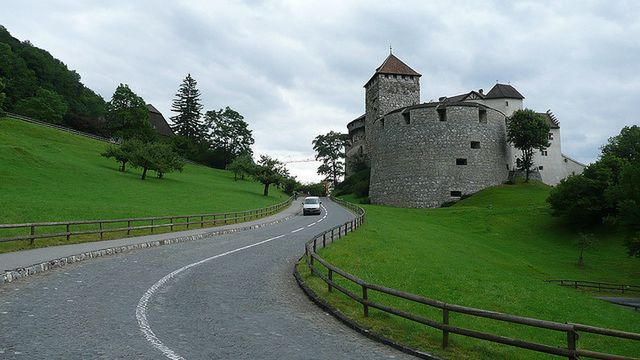 Ile kosztuje wynajem całego państwa? 1