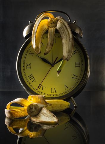 Symbole vanitas to między innymi zegary i zgniłe owoce.