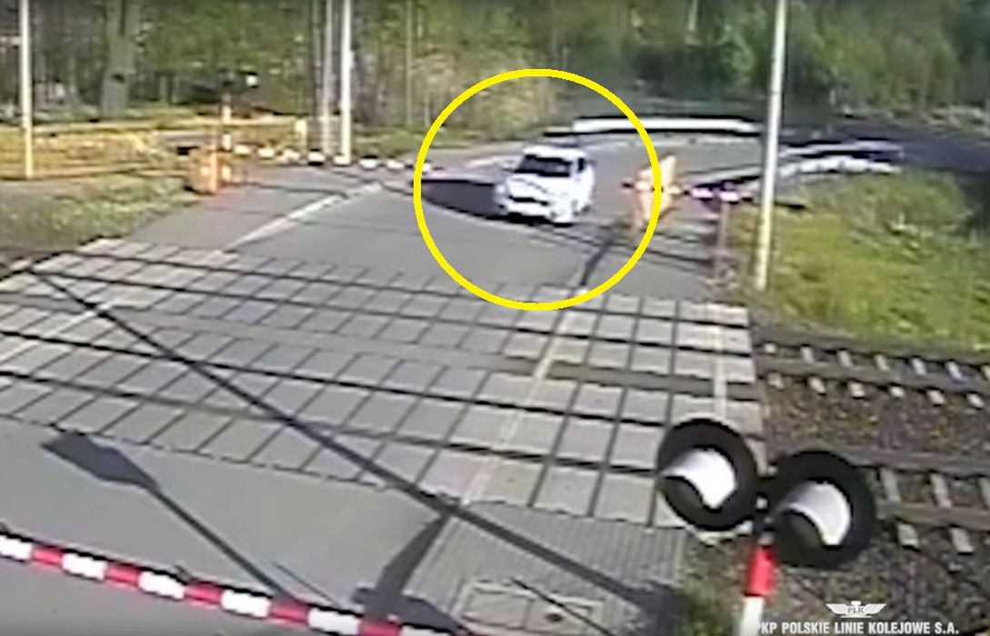 Horror w Radziwiłłowie. Pociąg PKP Interregio zdmuchnął auto z torów