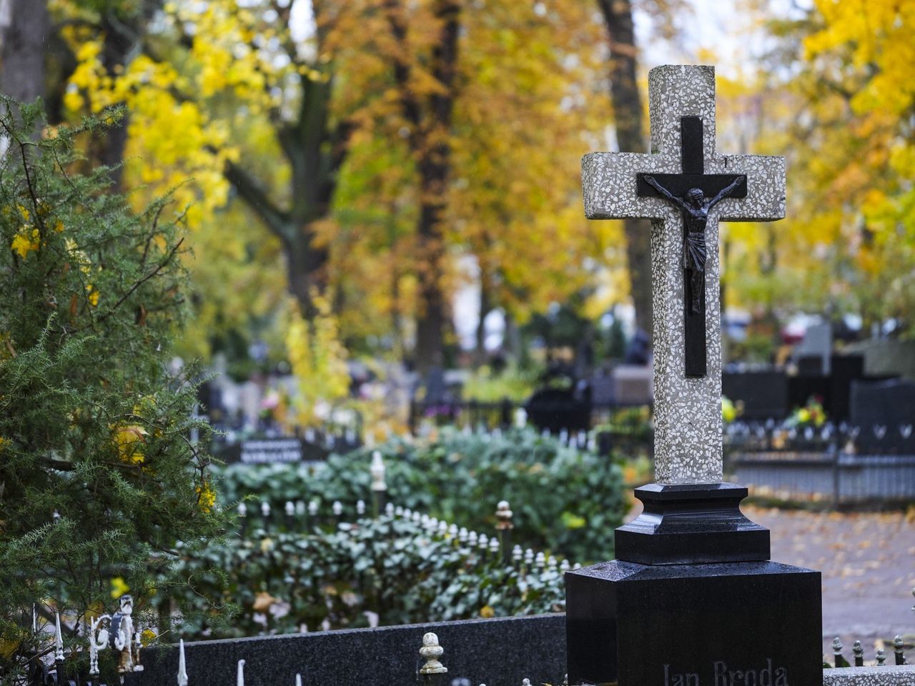 We Wszystkich Świętych do kościoła? Czy wystarczy msza na cmentarzu?