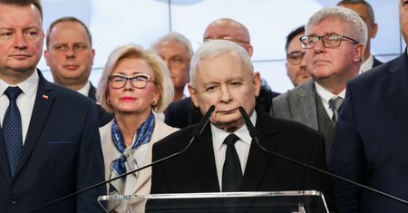 Mamy nowy sondaż. Tak Polacy widzą awanturę o "wtrącanie się" UE