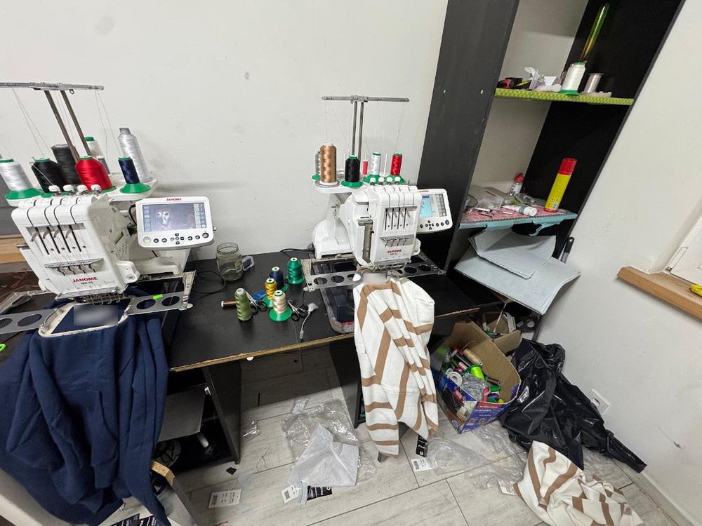 Pod Warszawą działała profesjonalna fabryka podróbek. Zlikwidowana szwalnia z maszynami hafciarskimi i towarami za miliony