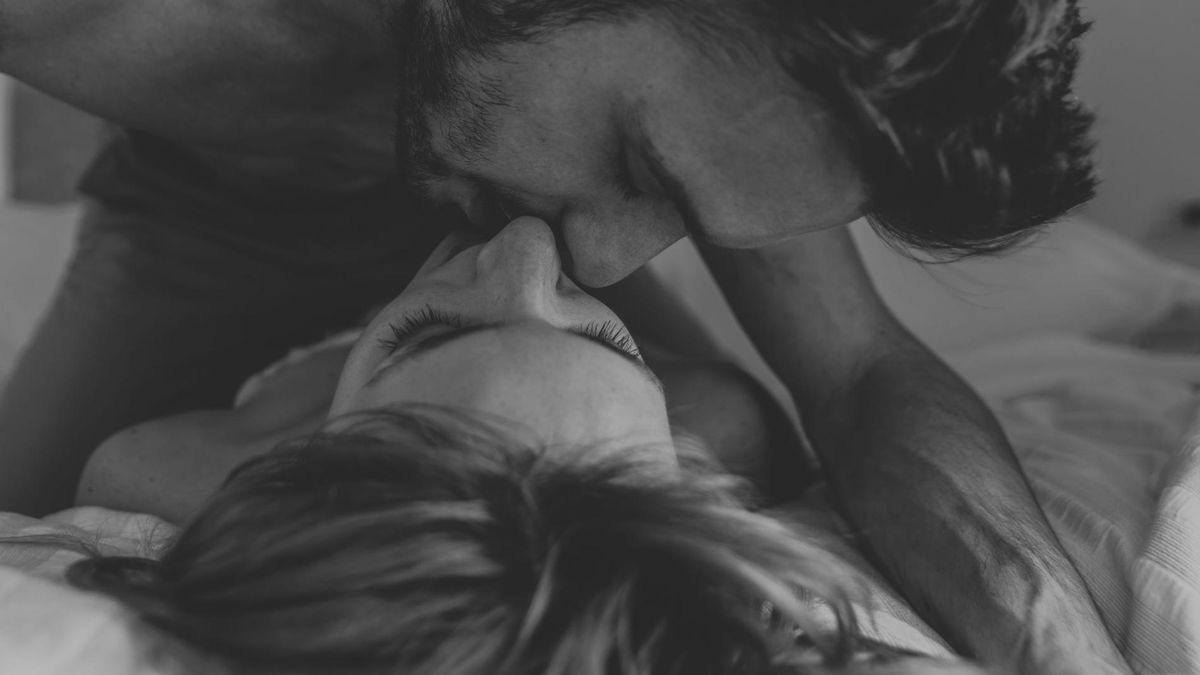 Francuski pocałunek jest najbardziej lubiany i najbardziej znany wśród osób zakochanych.