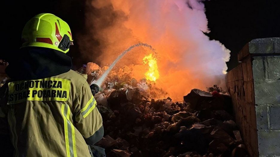 Pożar śmieci na cmentarzu w Osieku. Fot. OSP OSiek
