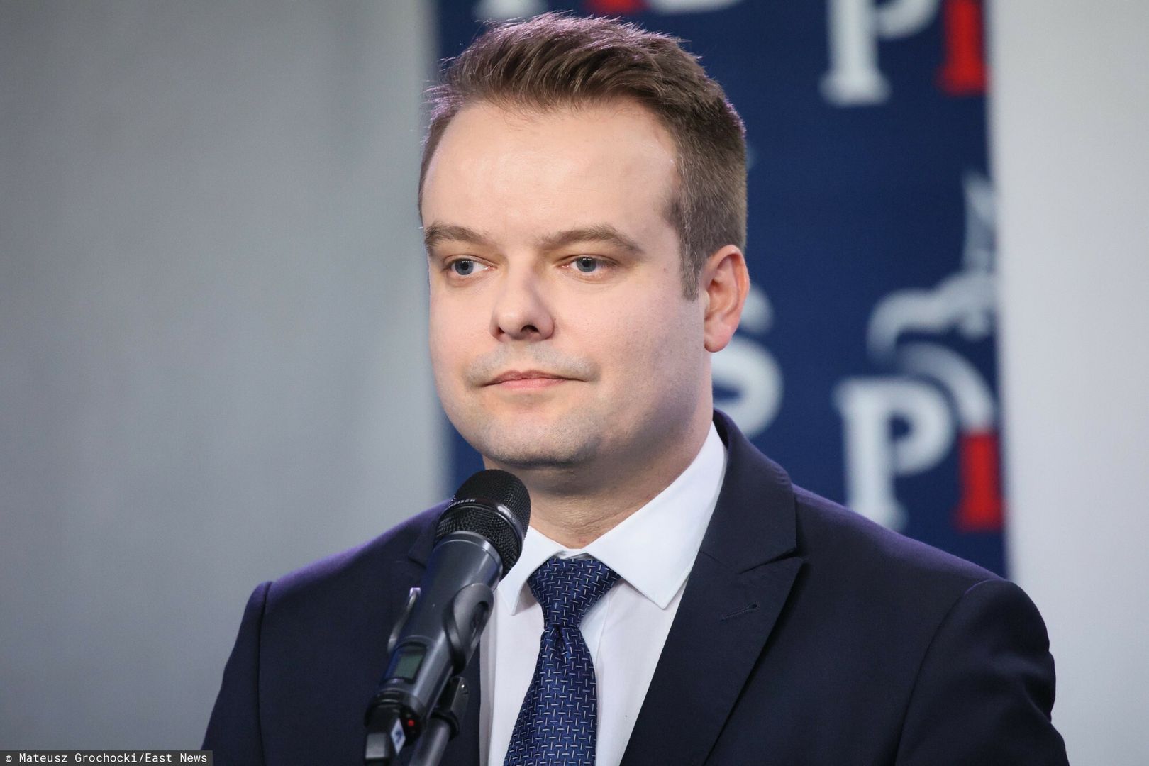 Konferencja rzecznik�w rz?du oraz Prawa i Sprawiedliwo?ci
Fot. Mateusz Grochocki/East News, Warszawa, 26.04.2023. Konferencja rzecznika Prawa i Sprawiedliwosci Rafala Bochenka (n/z) i rzecznika prasowego rzadu Piotra Mullera, w siedzibie partii przy Nowogrodzkiej.
Mateusz Grochocki