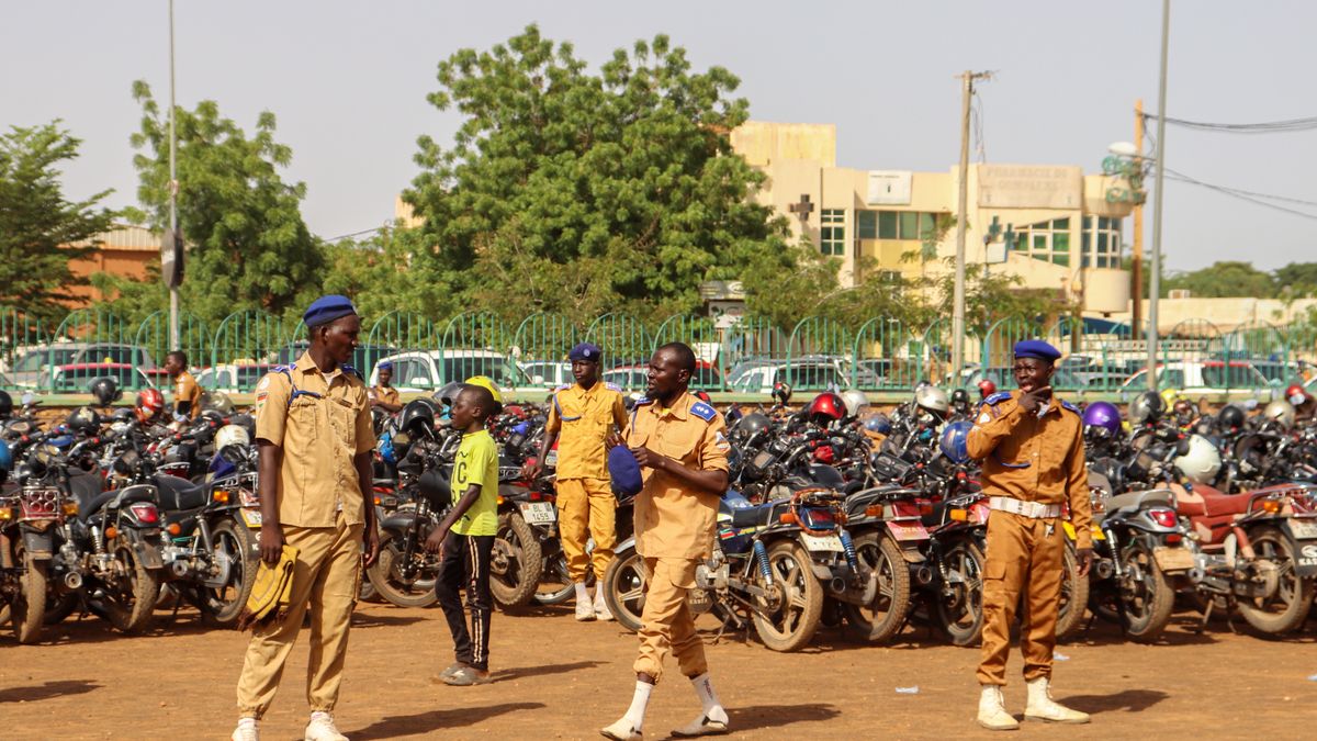 Security guards of the Mosque stand guard during a special prayer session in Niamey, Niger, 04 August 2023. Deposed Niger President Mohamed Bazoum, held captive in Niamey, expressed his concern at the risk of a rebound in terrorism in the region if the putsch succeeded. On 26 July General Abdourahamane Tchiani declared himself the new leader of Niger, after a coup against democratically elected President Bazoum. EPA/ISSIFOU DJIBO Dostawca: PAP/EPA.