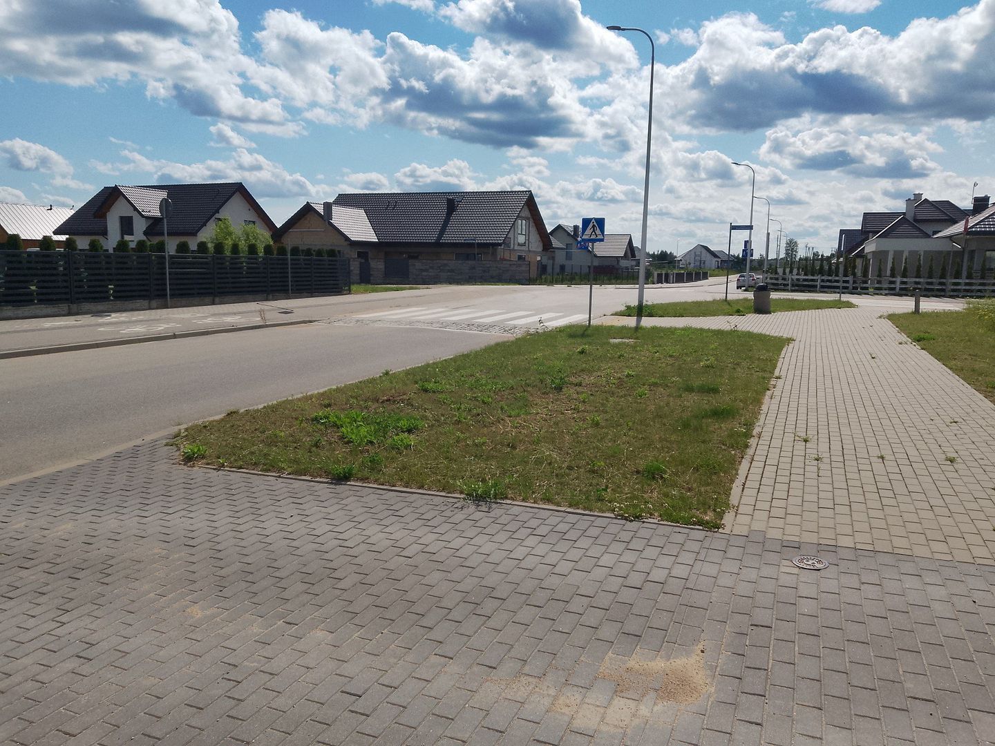 Mieszkańcy osiedla przy ulicy Staniszewskiego skarżą się na uciążliwe sąsiedztwo strzelnicy wojskowej