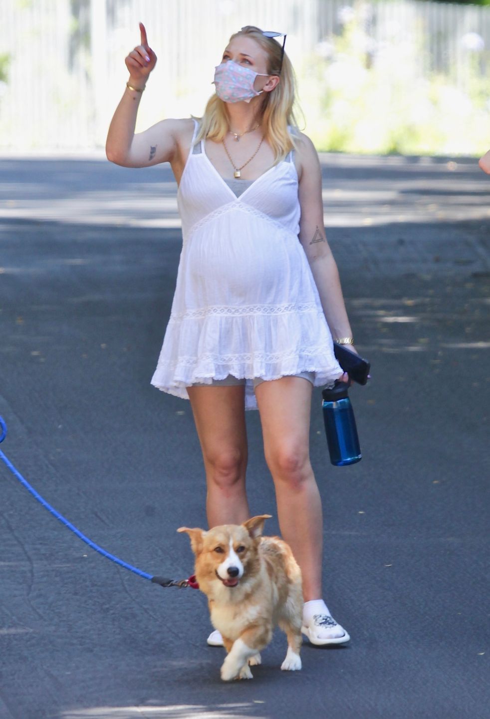 Sophie Turner na spacerze w zaawansowanej ciąży