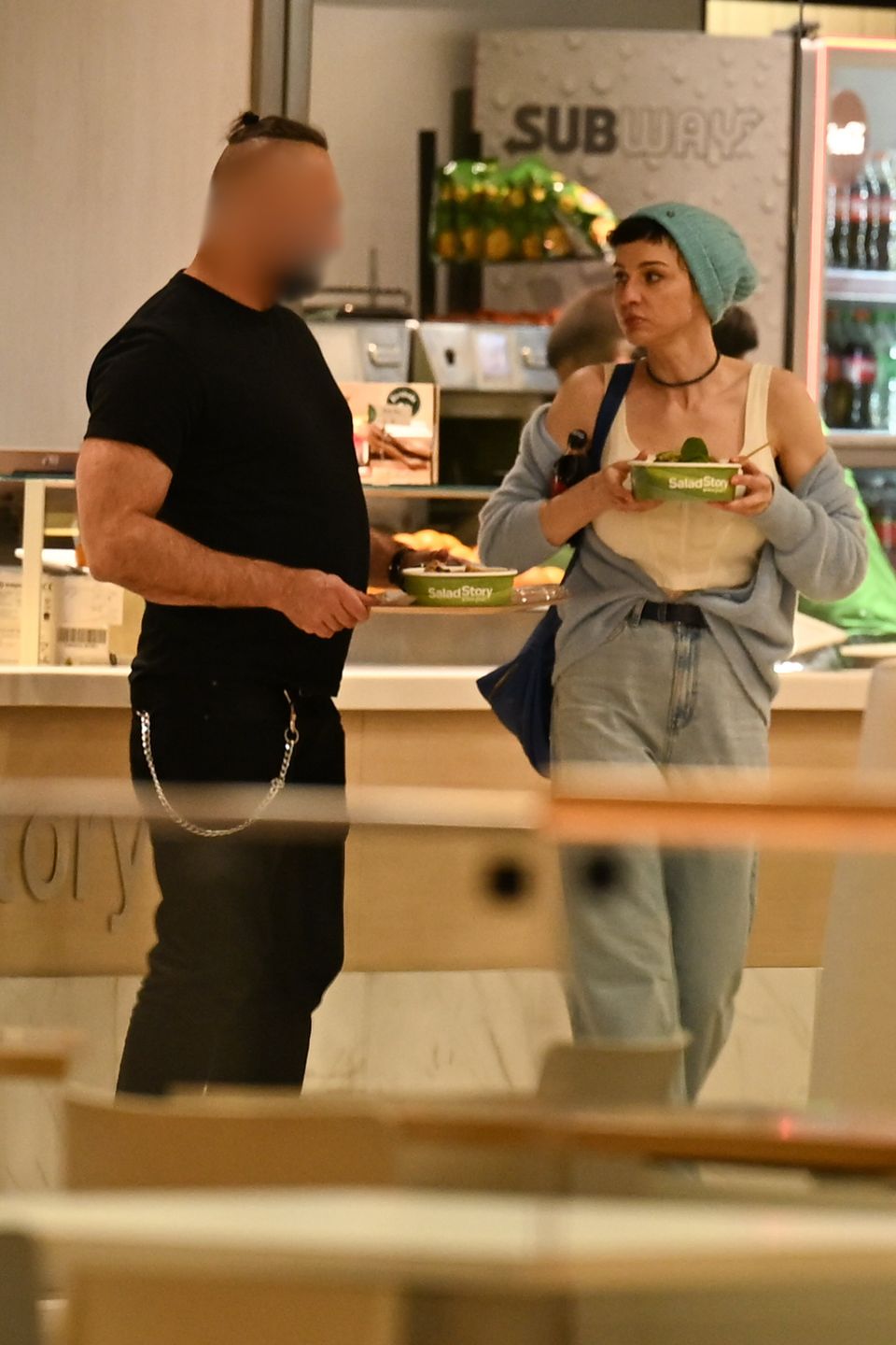 Maja Hirsch podczas wizyty w centrum handlowym