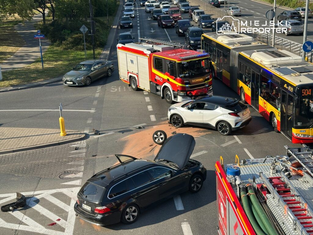 Wielki wypadek drogowy z udziałem dwóch samochodów osobowych i wozu strażackiego na skrzyżowaniu ulic.
