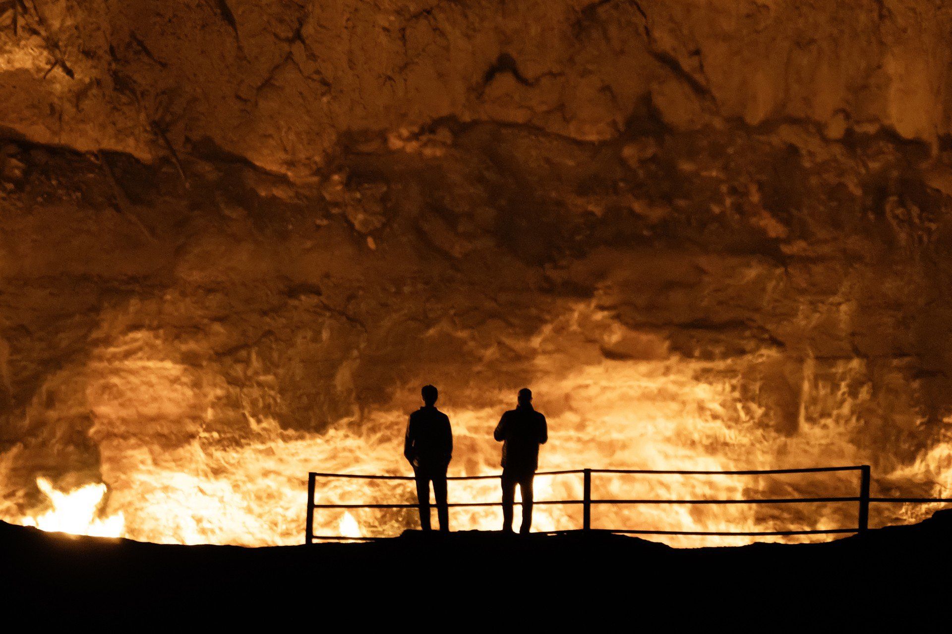Śmiercionośne jeziora, pionowe ścieżki bez barierek i ogniste kratery - niektórzy turyści zamiast relaksu wybierają ryzyko. Oto miejsca, gdzie natura pokazuje swoją potęgę, a odwaga bywa wystawiona na próbę.