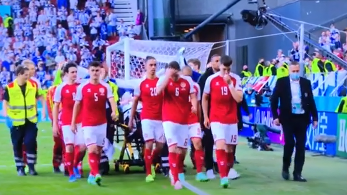 Christian Eriksen został zniesiony z meczu na noszach