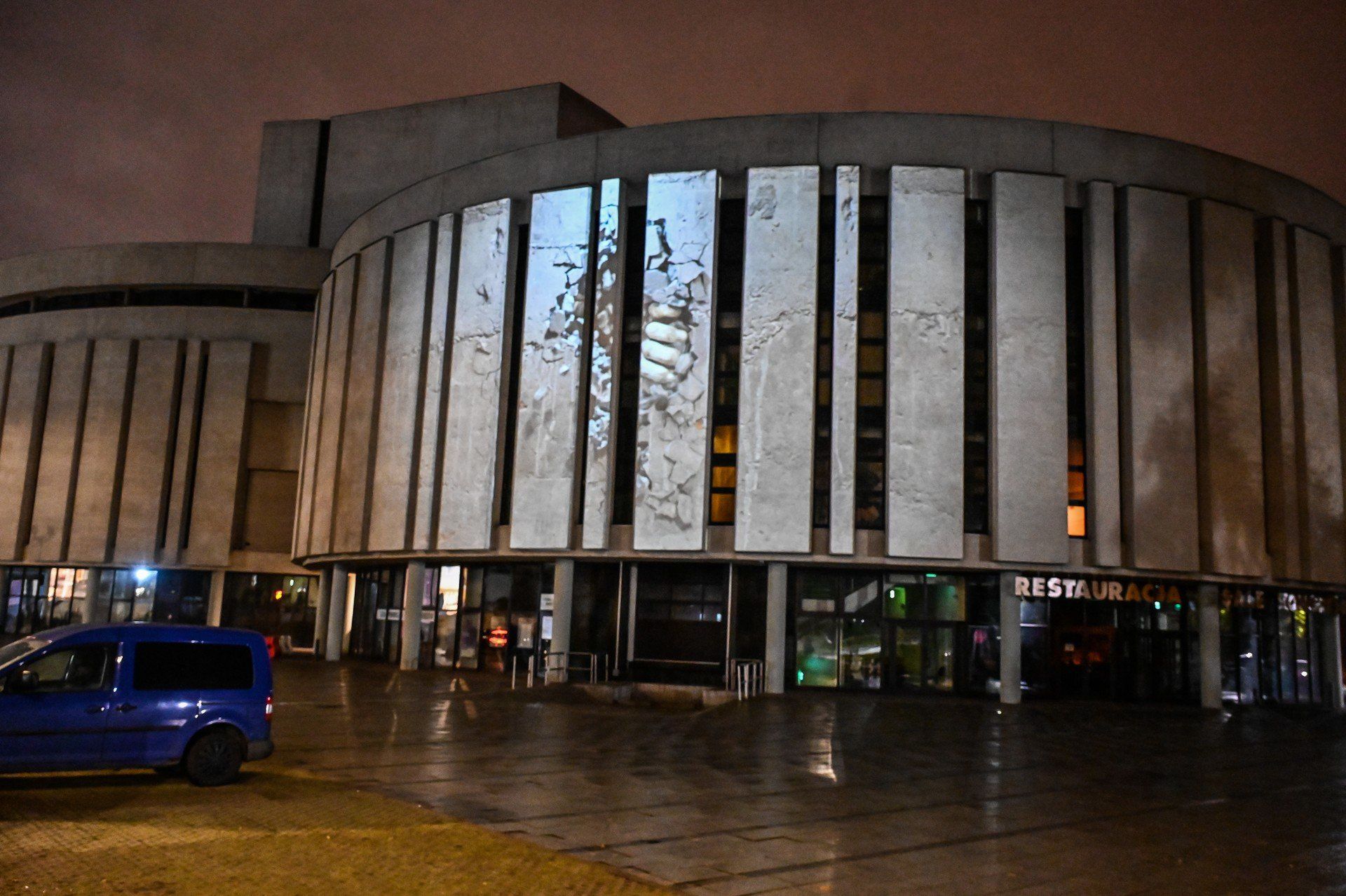 Bydgoska Opera Nova po raz pierwszy zapowiada swoją premierę za pomocą mappingu. Na fasadzie budynku (trzeciego kręgu) przy ulicy Focha wyświetla ruchome obrazy zapraszające na spektakl &#34;Król Roger&#34;.