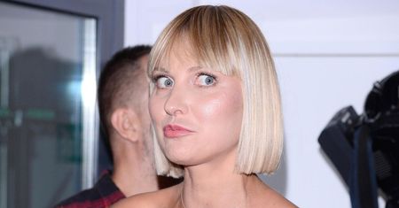 Joanna Moro zmieszana z błotem za sesję w przebraniu "Królowej Matki": "Ty WREDNA S*KO"