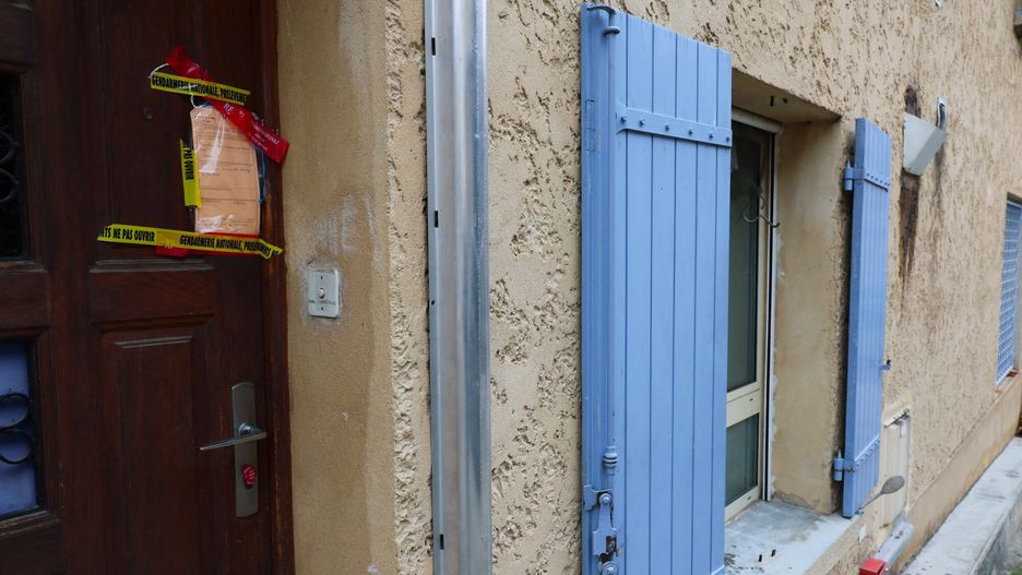 Francja - cia?a dw�ch noworodk�w w zamra?arce
This photograph taken in Bedoin, southern France, on December 2, 2022, shows the seals of a police notice at the entrance of the building where the bodies of two newborns were found in a freezer on December 1, 2022. - The two babies, which the prosecutor's office said on December 2, 2022 were newborns, were found after a man called the gendarmerie in the nearby town of Mormoiron on November 30, 2022. The link between this man and the woman in custody was not specified. (Photo by Pascal GUYOT / AFP)
PASCAL GUYOT