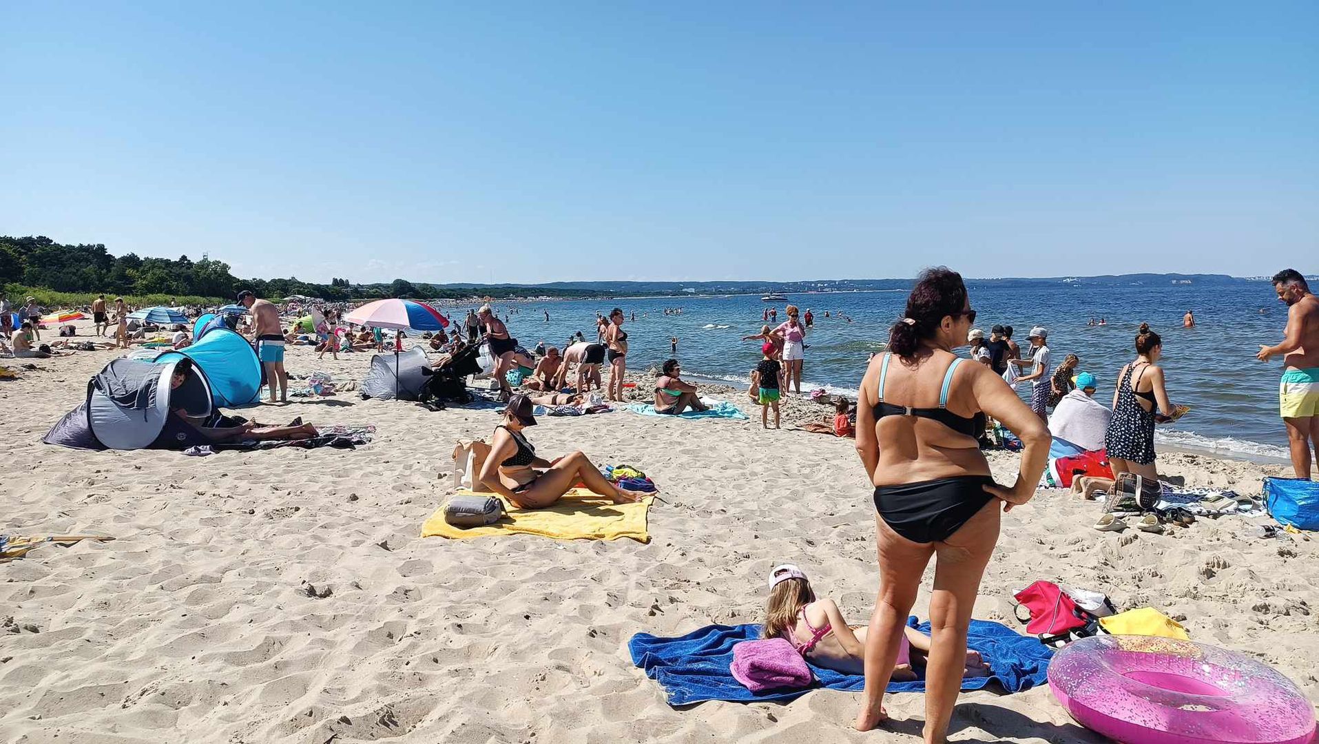 W tygodniu na plażach nie brakuje turystów. W weekendy jest ich zatrzęsienie