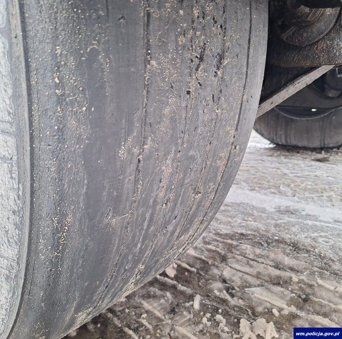 Opona w samochodzie 23-latka