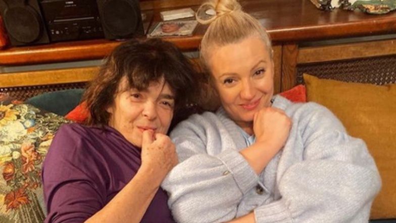 Katarzyna Grochola na wspólnym zdjęciu z córką, Dorotą Szelągowską
