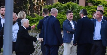 Posłowie PiS "ugoszczeni" na kolacji z Kaczyńskim. "Zimne jedzenie, puste półmiski"