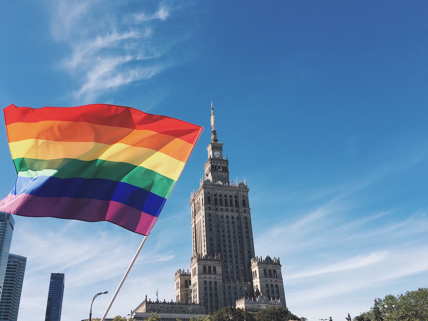 Warszawa. Tęczowe flagi na pomnikach. Są pierwsze zatrzymania aktywistów