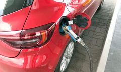 Księża tankują taniej. Orlen wyjaśnia