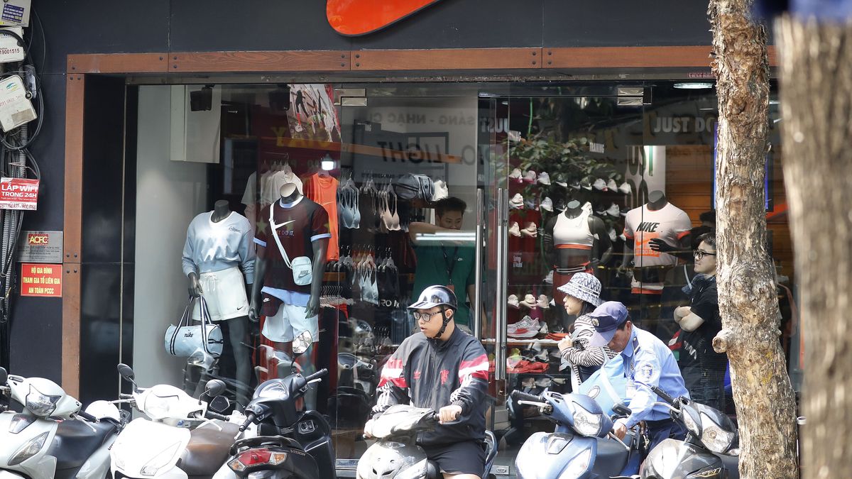 A man parks his motorcycle in front of a Nike shop at a street in Hanoi, Vietnam, 03 April 2025. A new round of U.S. tariffs announced by President Trump on 02 April includes a 46 percent levy on Vietnamese goods, making Vietnam one of the most affected countries under the latest trade measures. EPA/LUONG THAI LINH Dostawca: PAP/EPA.