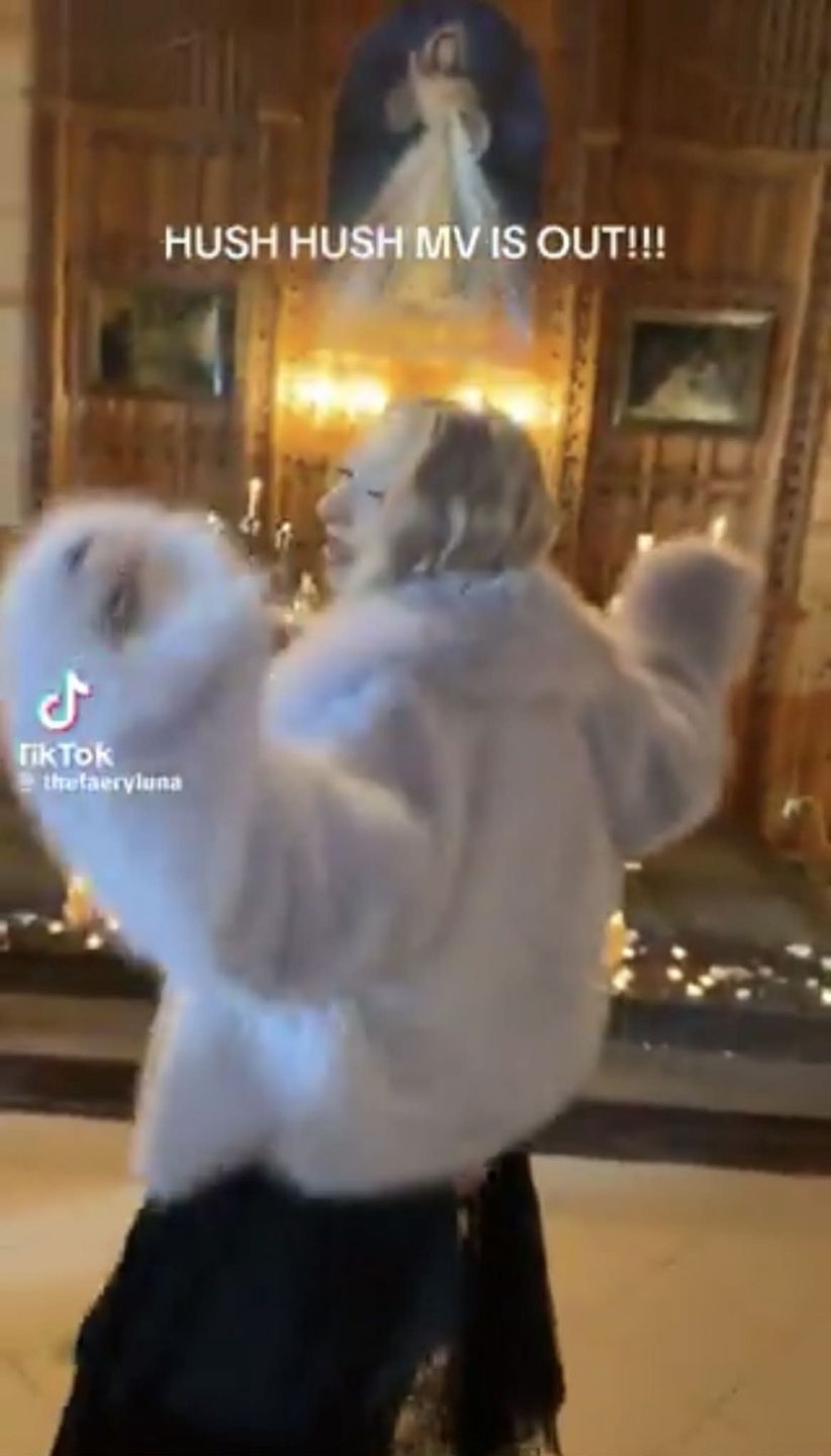 Luna tańczy z gołą pupą przed obrazem z wizerunkiem Jezusa