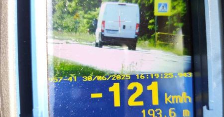 Jechał jak pirat - 121 km/h w zabudowanym