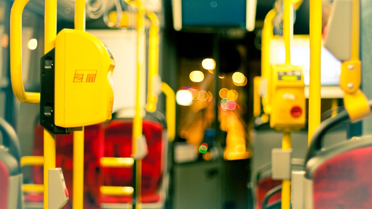 Wciąż wielu pasażerów udaje, że nie widzi w autobusach i tramwajach kasowników