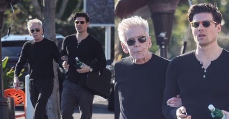 81-letni Calvin Klein spaceruje po Los Angeles w objęciach o 45 lat MŁODSZEGO partnera (ZDJĘCIA)