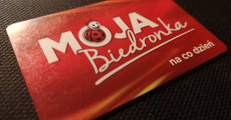 Posiadasz kartę Moja Biedronka? Dzięki temu rozwiązaniu zmniejszą się kolejki do kas