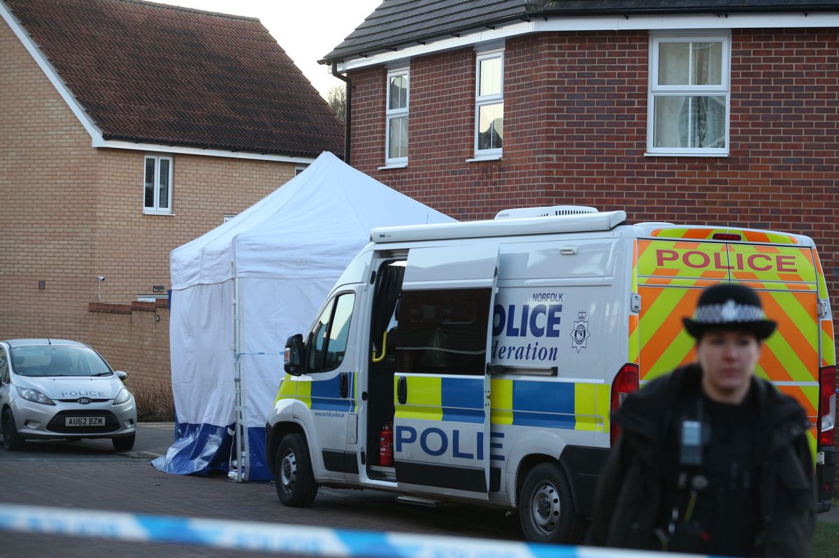 W domu znaleziono ciała mężczyzny, jego dwóch córek i kobiety