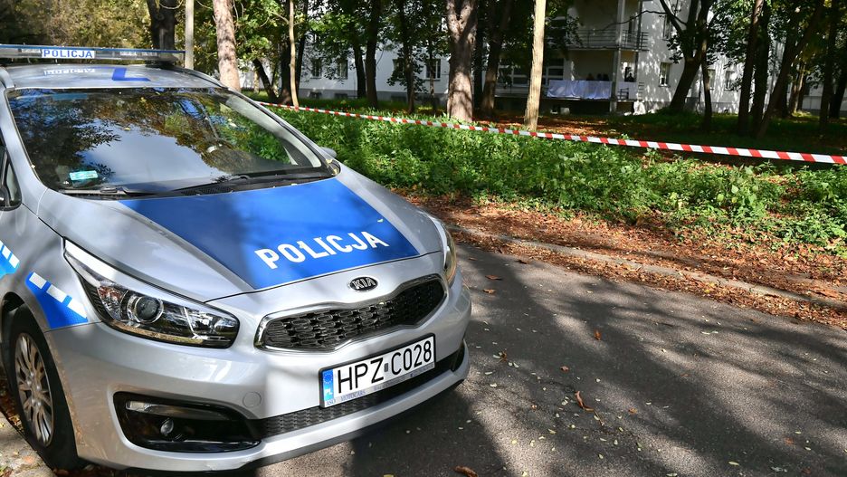 policja na terenie AWFAndrzej Langeakademia wychowania fizycznego, awf, balkon balkonie, cia�o, kobiety, policja, s�u�by, trup, zw�oki