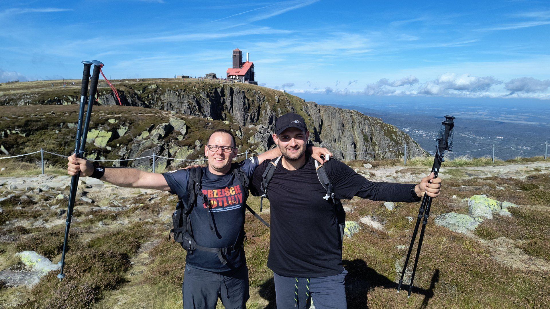 Jerzy Wójcik (z lewej) i Michał Perzanowski, dwóch dziennikarzy Gazety Wrocławskiej na Śnieżnych Kotłach, na trasie XXII Przejścia Dookoła Kotliny Jeleniogórskiej.