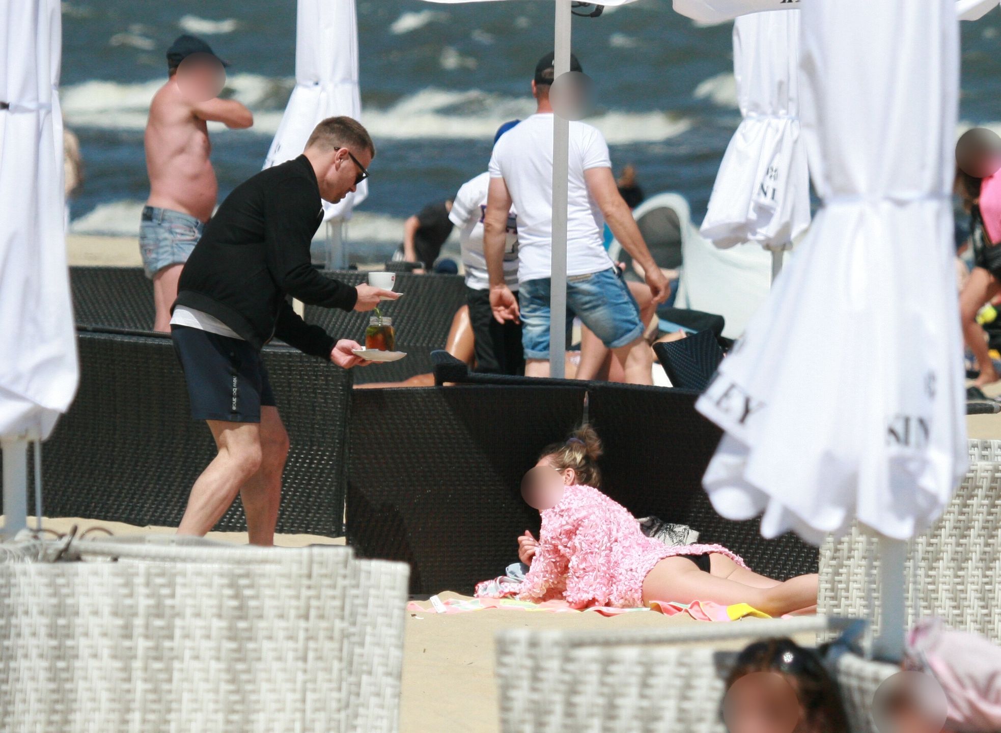 Marcin Hakiel wypoczywa na plaży w Sopocie z ukochaną