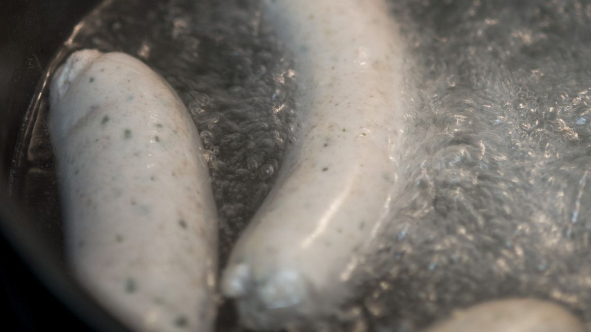 Gotowanie białej kiełbasy