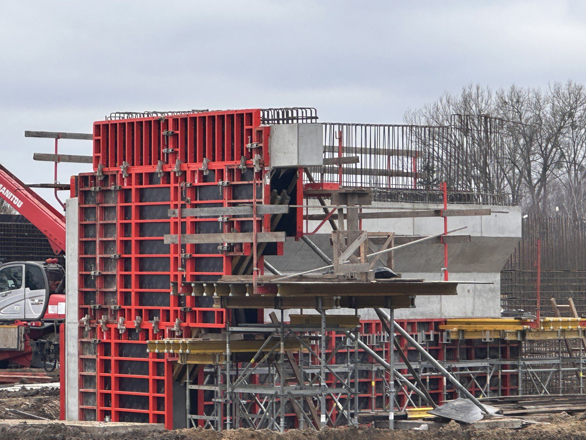 Aktualnie na zrealizowanych już fundamentach pośrednich wiaduktu wykonywane jest szalowanie i zbrojenie pod betonowanie jednej z podpór stanowiącej przyczółek od strony wschodniej.