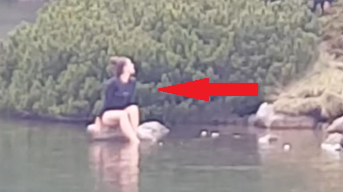 Turystka moczyła nogi w Tatrach.