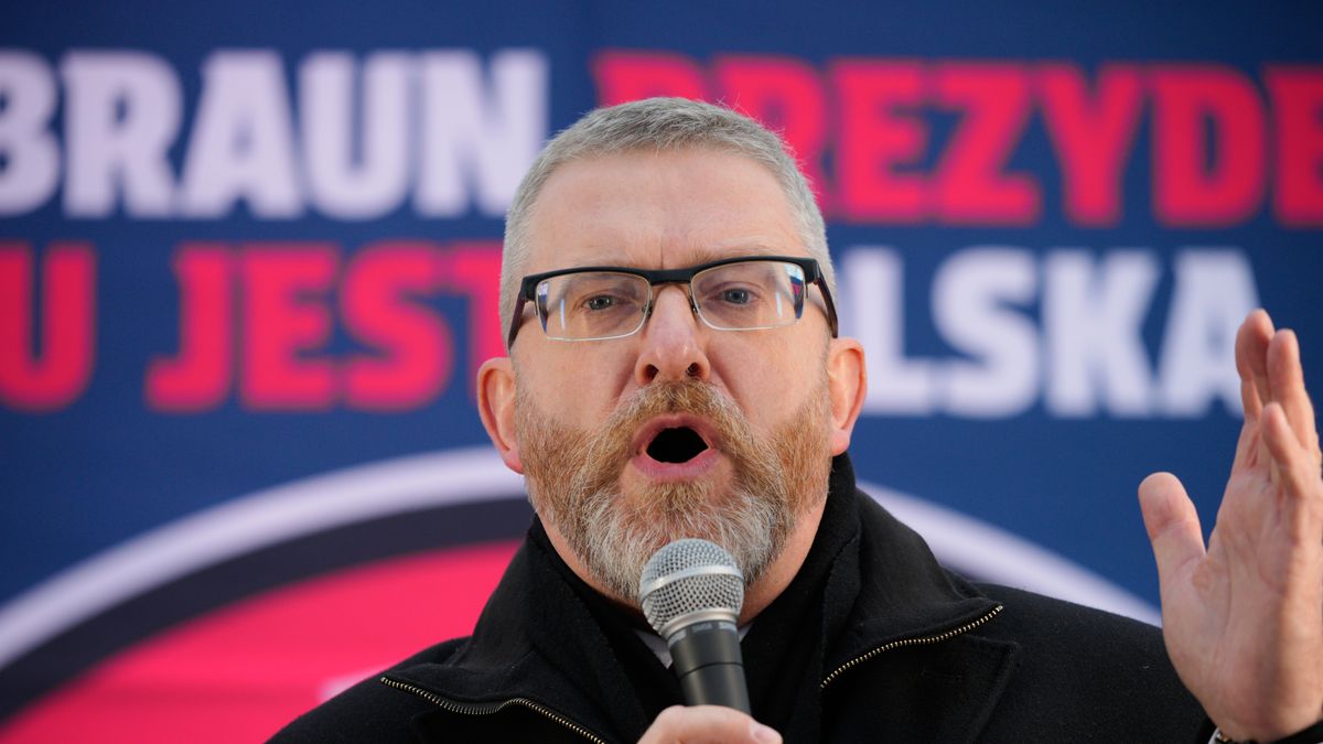 Grzegorz Braun is seen campaigning as presidential candidate in Minsk Mazowiecki on 27 March, 2025. Grzegorz Braun, a former MEP and candidate in the presidential elections claimed the gas chambers in Auschwitz are fake in a radio interview on Radio Wnet last Friday. (Photo by Jaap Arriens/NurPhoto via Getty Images)