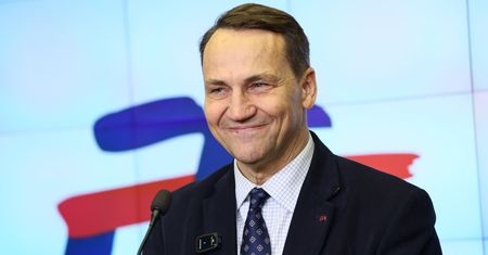Sikorski o Romanowskim. Mówi, gdzie jest jego paszport