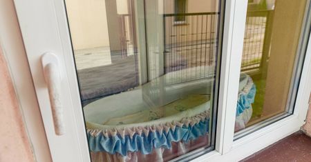Matka zostawiła dziecko w "oknie życia". Wrócił po nie ojciec