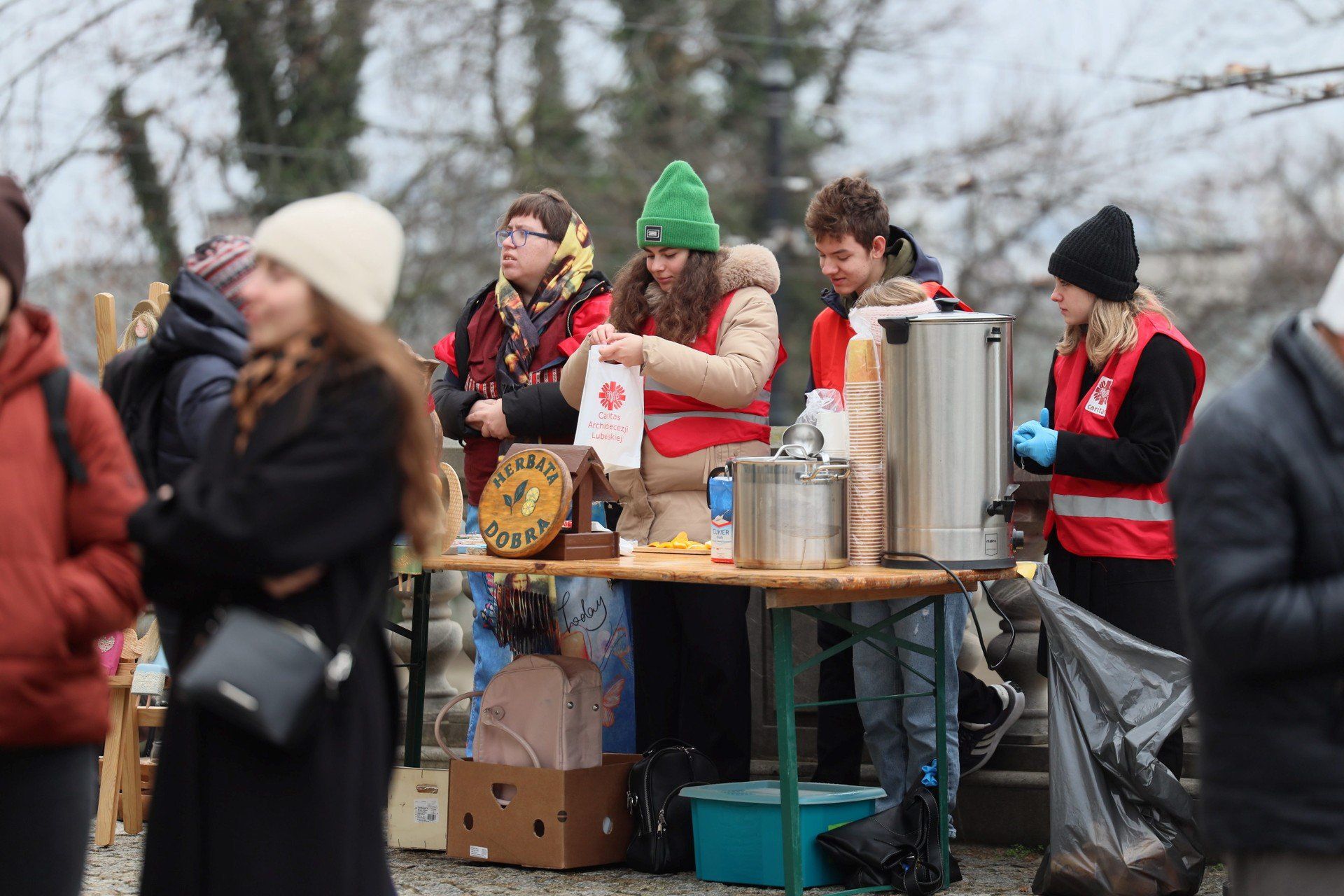Światowy Dzień Ubogich z gorącym posiłkiem od Caritasu dla potrzebujących w Lublinie.