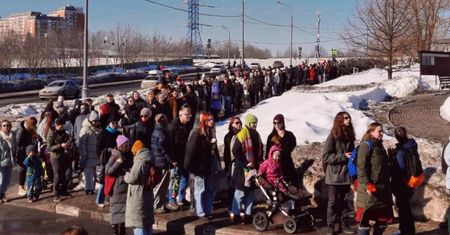 Grób Nawalnego "zniknął". Przed cmentarzem nawet 500 osób