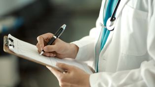 Śledztwo ws. lekarza z Braniewa zawieszone. Prokuratura czeka