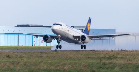 Przylecieli z Afganistanu. Niemcy przyjęli kolejnych migrantów
