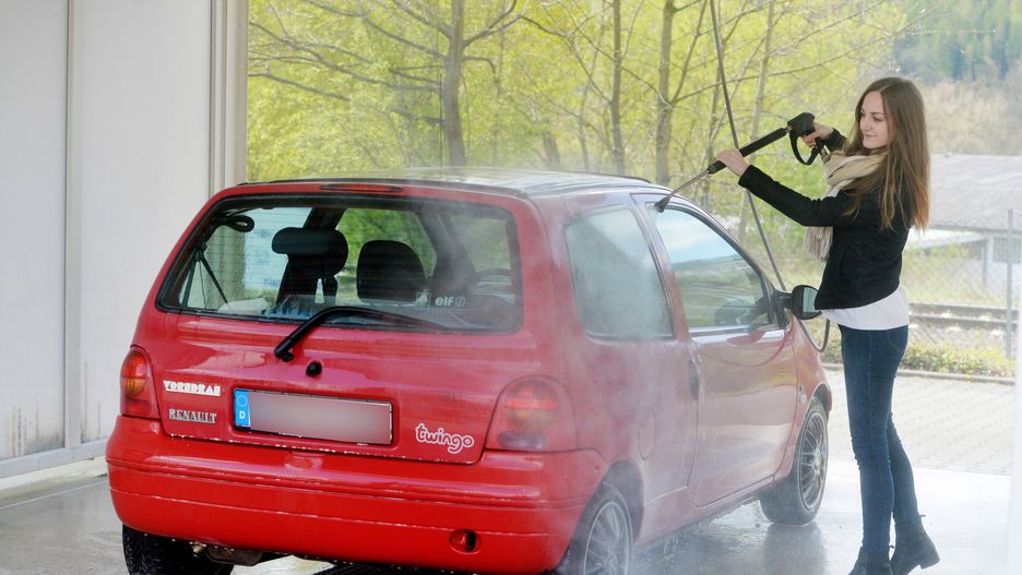 Według rządu myjnie mogą działać. Według policji korzystanie z nich jest nielegalne.