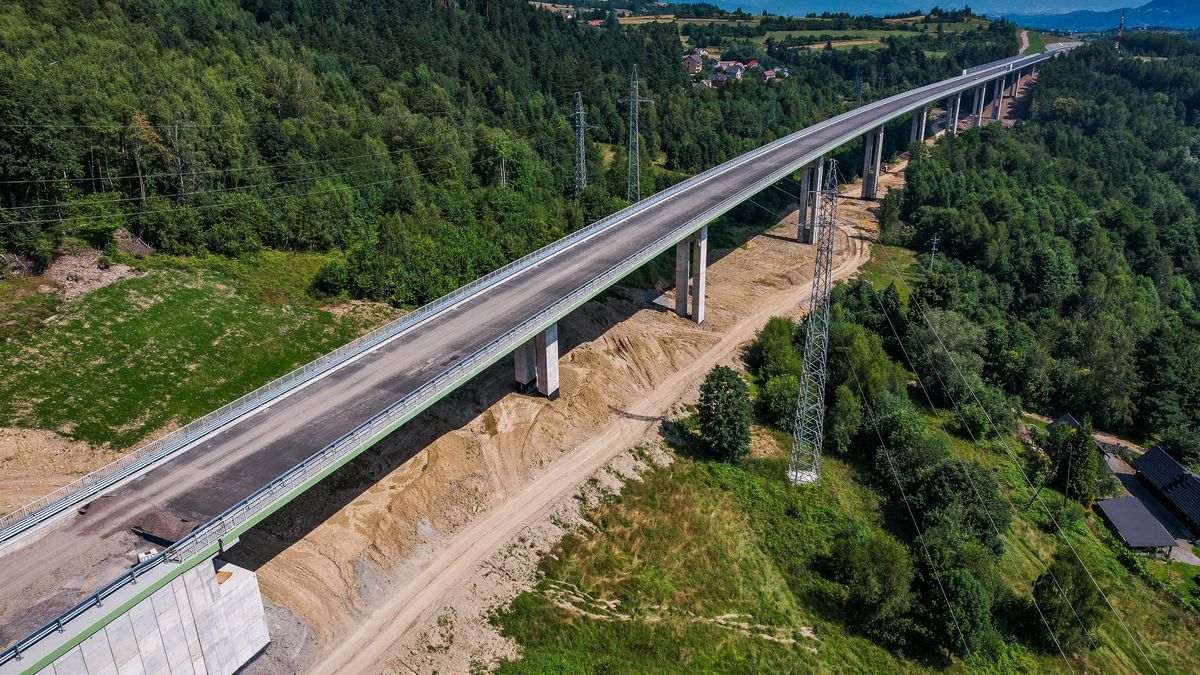 Budowa estakady na drodze ekspresowej, zdjęcie ilustracyjne