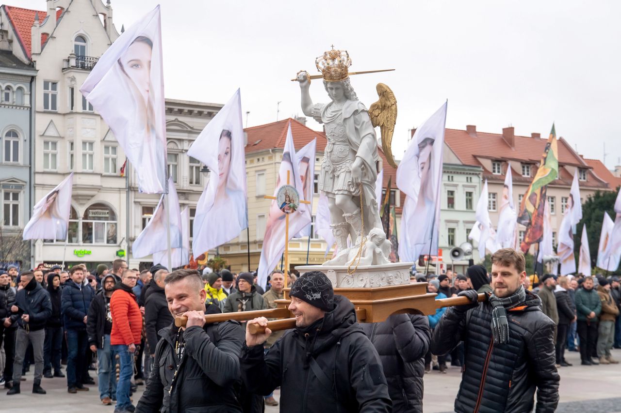 Bydgoszcz, 06.11.2021. Wierni podczas Ogólnopolskiego Męskiego Różańca, 6 bm. w Bydgoszczy. (sko) PAP/Tytus Żmijewski